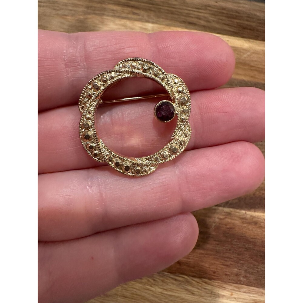 Vintage circle hoop brooch pin gold tone with red stone